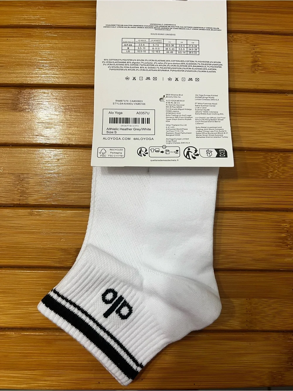 Alo Yoga Unisex White Quarter Socks Size Small Athleisure Casual Everyday